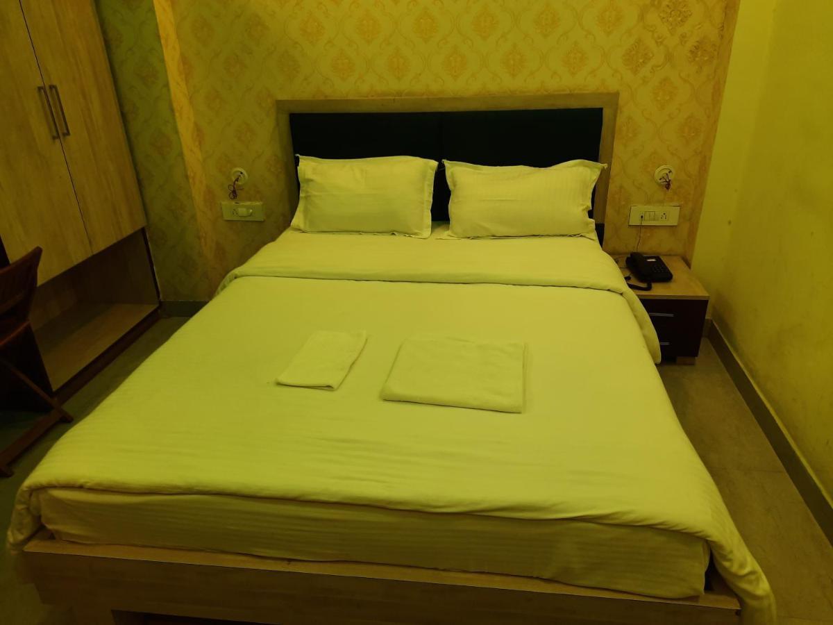 Hotel delight deluxe Pipra Dewās Buitenkant foto
