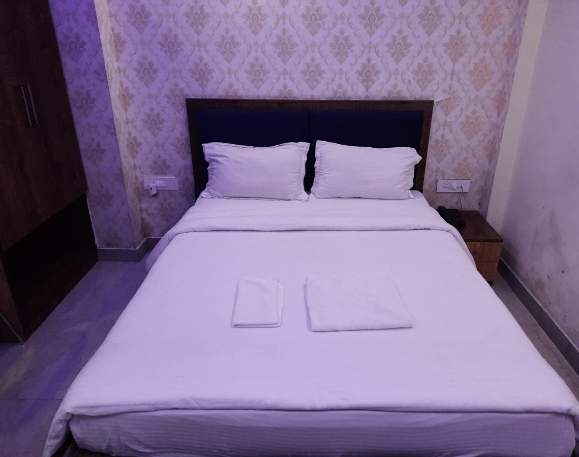 Hotel delight deluxe Pipra Dewās Buitenkant foto