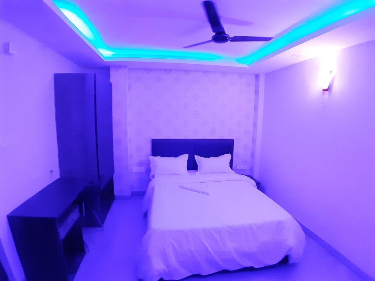 Hotel delight deluxe Pipra Dewās Buitenkant foto